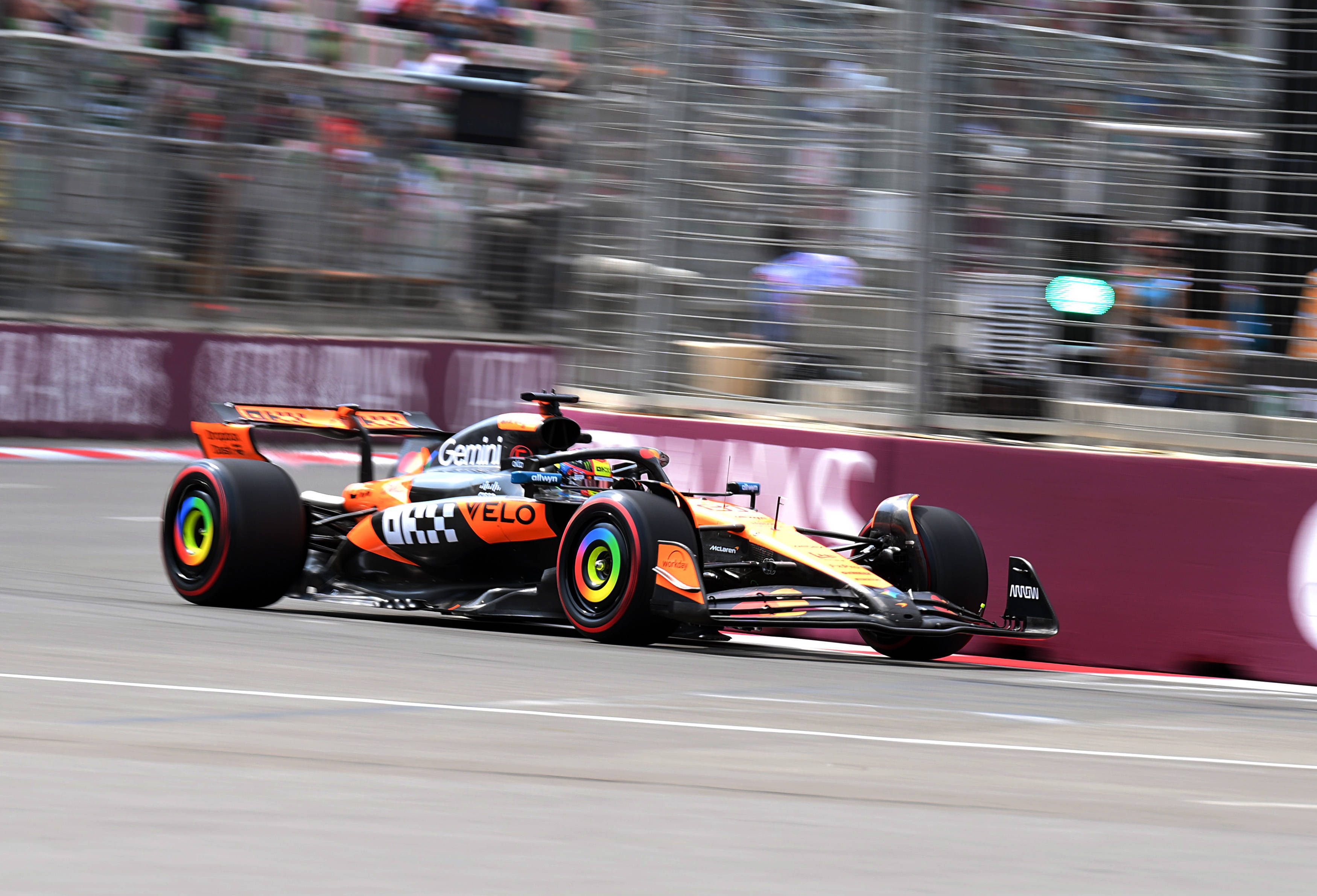 爱游戏娱乐-迈凯伦鏖战威廉姆斯，皮亚斯特里刷新纪录